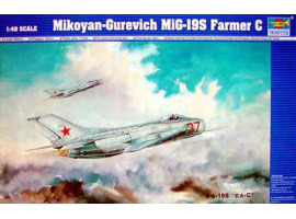 Scale model 1/48 MiG-19S Farmer C fighter jet Trumpeter 02803