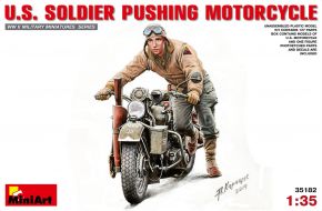 Американський солдат штовхаючий мотоцикл