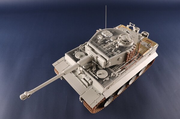 Збірна модель 1/16 Танк Pz.Kpfw.VI Ausf.E Sd.Kfz.181 Tiger I (medium production) Trumpeter 00944 детальное изображение Бронетехника 1/16 Бронетехника