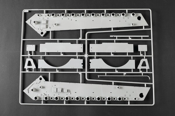 Збірна модель 1/16 Танк Pz.Kpfw.VI Sd.Kfz.182 Тигр II (вежа Henschel зі 105-мм гарматою) Trumpeter 00949 детальное изображение Бронетехника 1/16 Бронетехника
