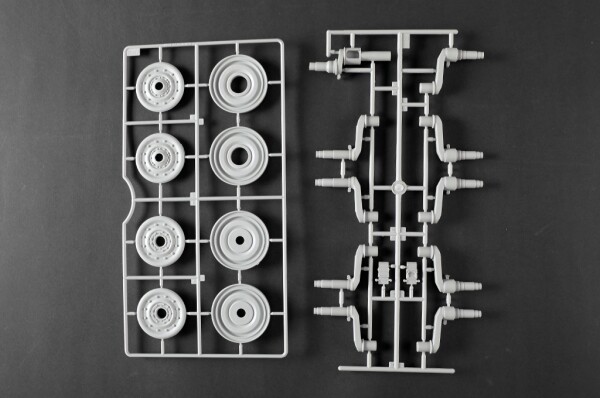 Збірна модель 1/16 Танк Pz.Kpfw.VI Sd.Kfz.182 Тигр II (вежа Henschel зі 105-мм гарматою) Trumpeter 00949 детальное изображение Бронетехника 1/16 Бронетехника