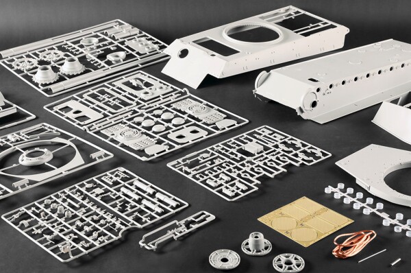 Збірна модель 1/16 Танк Pz.Kpfw.VI Sd.Kfz.182 Тигр II (вежа Henschel зі 105-мм гарматою) Trumpeter 00949 детальное изображение Бронетехника 1/16 Бронетехника