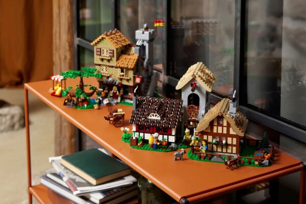 Конструктор LEGO Icons Средневековая городская площадь 10332 детальное изображение Icons Lego