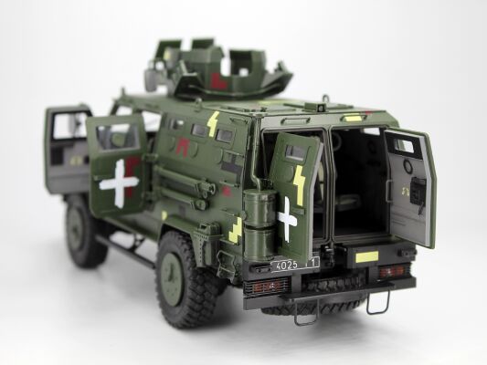 Сборная модель 1/35 «Казак-002» MRAP ICM 35014 + Набор акриловых красок для боевых машин ВСУ детальное изображение Комплекты 