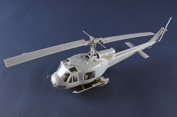 Scale model 1/35 UH-1B Huey fire support helicopter Trumpeter 05112 детальное изображение Вертолеты 1/35 Вертолеты