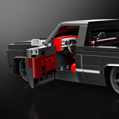 Коллекционная машинка-конструктор Hot Wheels Brick Shop Speed Chevy 83 Silverado JKG42 детальное изображение Hot Wheels 