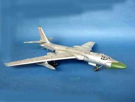 Сборная модель 1/72 Самолет Ту-16J-10 BADGER C Трумпетер 01613 детальное изображение Самолеты 1/72 Самолеты