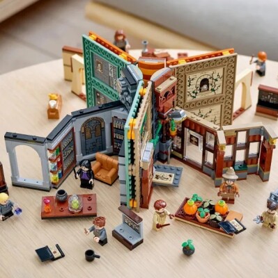 Конструктор LEGO Harry Potter Навчання в Гоґвортсі: Урок травології 76384 детальное изображение Harry Potter Lego