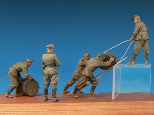Немецкие солдаты с топливными бочками детальное изображение Фигуры 1/35 Фигуры