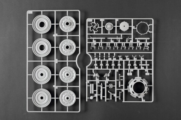 Збірна модель 1/16 Танк Pz.Kpfw.VI Sd.Kfz.182 Тигр II (вежа Henschel зі 105-мм гарматою) Trumpeter 00949 детальное изображение Бронетехника 1/16 Бронетехника