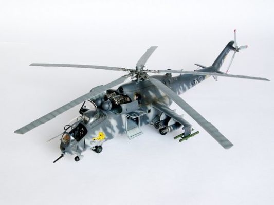 Сборная модель 1/35 Вертолет Mil Ми-24В Hind-E Трумпетер 05103 детальное изображение Вертолеты 1/35 Вертолеты