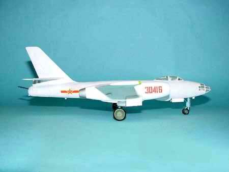 Сборная модель китайского бомбардировщика H-5 детальное изображение Самолеты 1/72 Самолеты