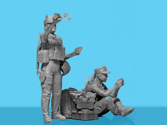 Збірна модель 1/35 фігури жінки-військовослужбовці ЗСУ &quot;У війни немає статі&quot; ICM 35755 детальное изображение Фигуры 1/35 Фигуры