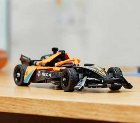 LEGO TECHNIC NEOM McLaren Formula E Racing Car 42169 детальное изображение Technic Lego