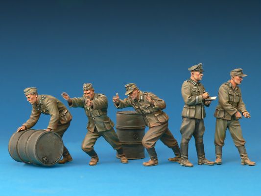 Немецкие солдаты с топливными бочками детальное изображение Фигуры 1/35 Фигуры
