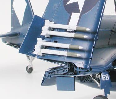 Skale model 1/48 US fighter Vought F4U-1D Cors.w/ “Moto-tug” Tamiya 61085 детальное изображение Самолеты 1/48 Самолеты