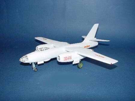 Сборная модель китайского бомбардировщика H-5 детальное изображение Самолеты 1/72 Самолеты