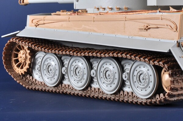 Сборная  модель 1/16 Танк Тигр I Pz.Kpfw.VI Ausf.E Sd.Kfz.181 Позднее Производство Трумпетер 00945 детальное изображение Бронетехника 1/16 Бронетехника