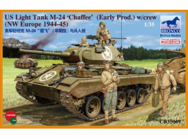 обзорное фото US Light Tank M-24 ‘Chaffee’(WWII Prod.) w/Tank Crew Set Armored vehicles 1/35