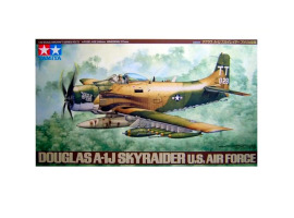 обзорное фото Сборная модель1/48 Американский штурмовик DOUGLAS A-1J SKYRAIDER U.S. AIR FORCE Тамия 61073 Самолеты 1/48
