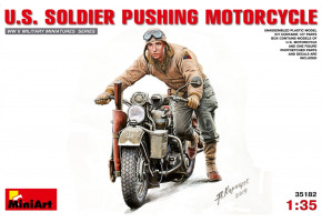 Американський солдат штовхаючий мотоцикл