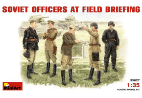 Радянські офіцери на польовій нараді