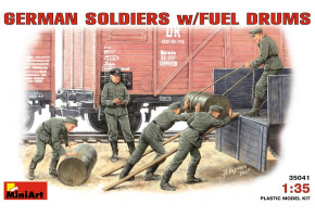 Німецькі солдати з паливними діжками