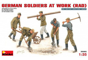 Німецькі солдати за роботою