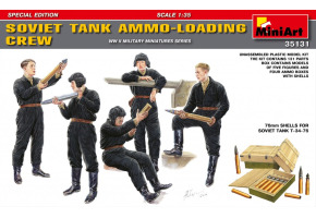 Радянський танковий екіпаж завантажує снаряди