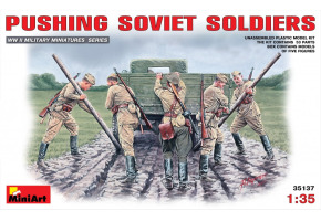 Радянські солдати, що штовхають