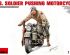 preview Американський солдат штовхаючий мотоцикл