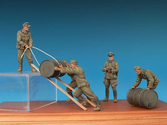Сборная модель 1/35 Фигуры немецкие солдаты с топливными бочками, специальное издание Миниарт 35256 детальное изображение Фигуры 1/35 Фигуры